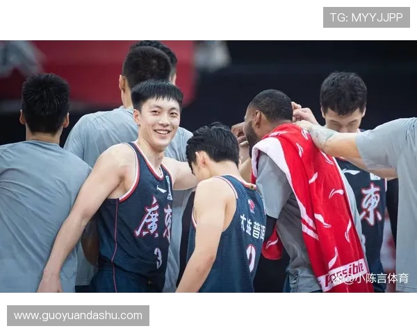 深圳篮球队的节奏探秘:从战术到球员的全面分析与展望 深圳篮球队的节奏探秘:从战术到球员的全面分析与展望