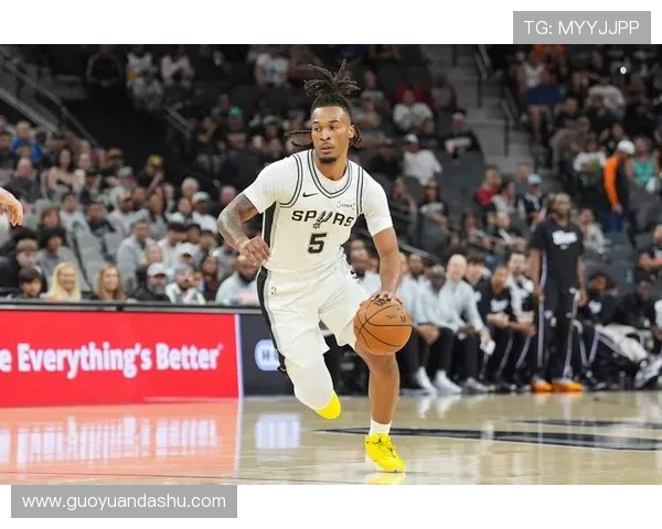 德阿隆福克斯引领国王队崛起成NBA新星的背后故事与奋斗历程 德阿隆福克斯引领国王队崛起成NBA新星的背后故事与奋斗历程